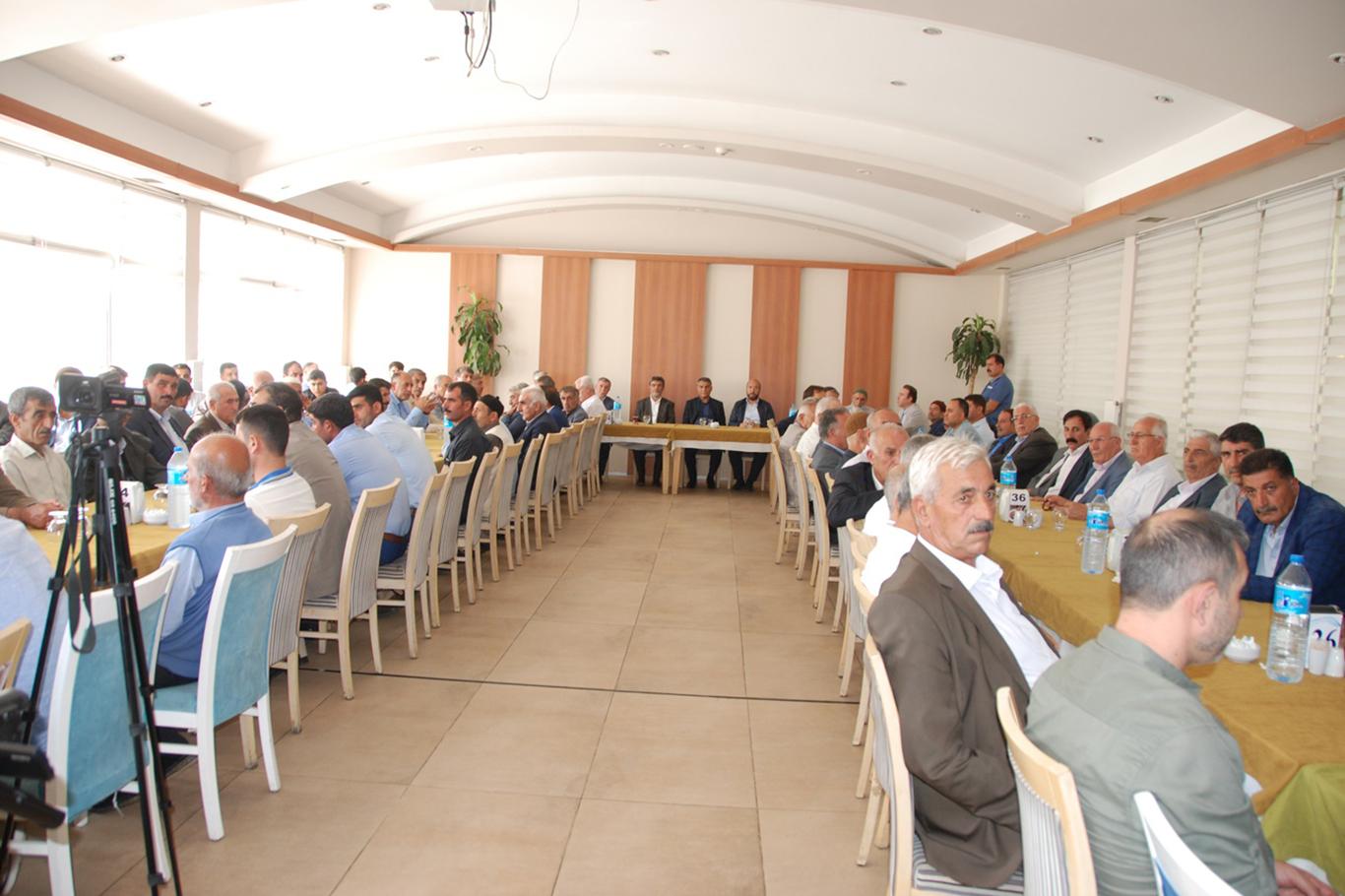 Bitlis'te iki aile arasındaki husumet barışla sonuçlandı Bitlis'te iki aile arasındaki husumet barışla sonuçlandı